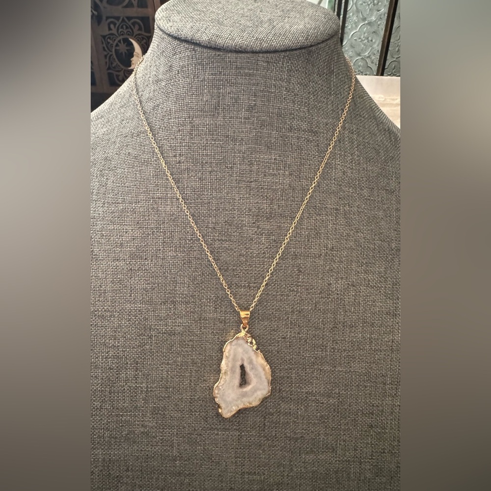 Druzy Agate Geode Pendant Necklace🩶